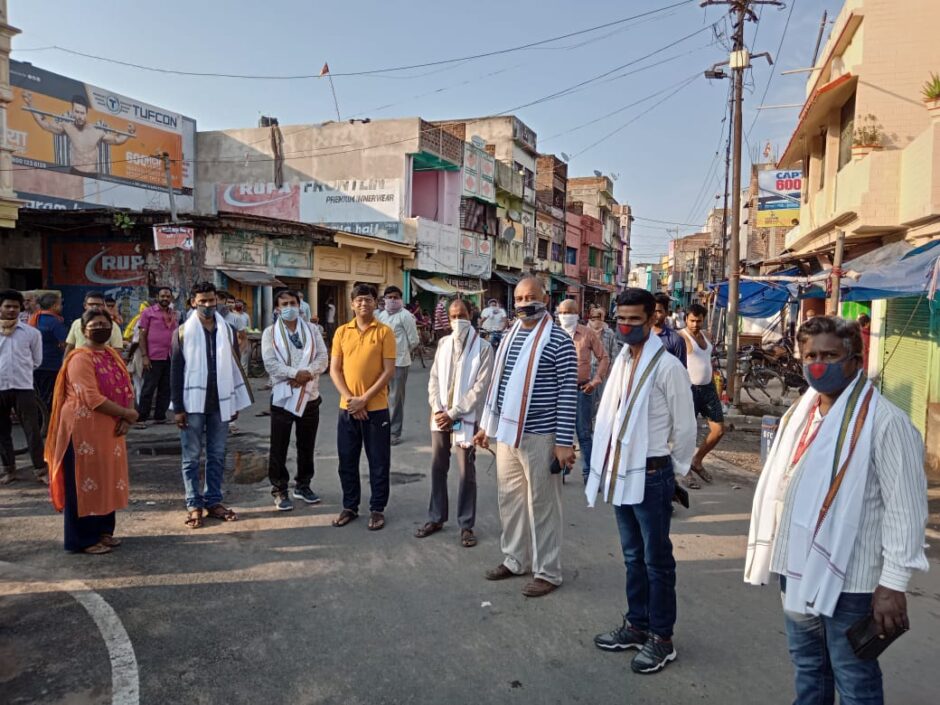 भाजपा नेत्री श्रीमती कंचन देवी ने,पत्रकारों को गमछा देकर किया सम्मानित