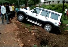 सोनो चकाई मुख्य मार्ग पर सफेद कलर की स्कार्पियो  दुर्घटनाग्रस्त