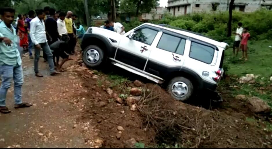 सोनो चकाई मुख्य मार्ग पर सफेद कलर की स्कार्पियो  दुर्घटनाग्रस्त