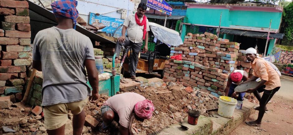 खैरा थाना के सामने अतिक्रमण, आम रास्ता पर किया जा रहा अवैध निर्माण