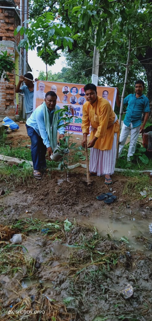 प्रचार प्रसार अभियान के राष्ट्रीय अध्यक्ष पुणेष आर्य के आह्वान पर बलथर गांव में वृक्षारोपण कार्यक्रम संपन्न