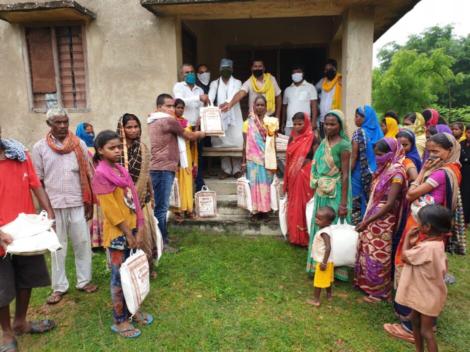 ग्रामीण विकास सेवा संस्थान द्वारा बरहट प्रखंड में 350 गरीब दलित परिवारों में आटा का वितरण