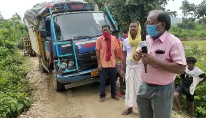 सांसद चिराग पासवान द्वारा  गोद लिए गए गांव से महज आधी किलोमीटर दूर गांव के रोड की हालत खस्ताहाल