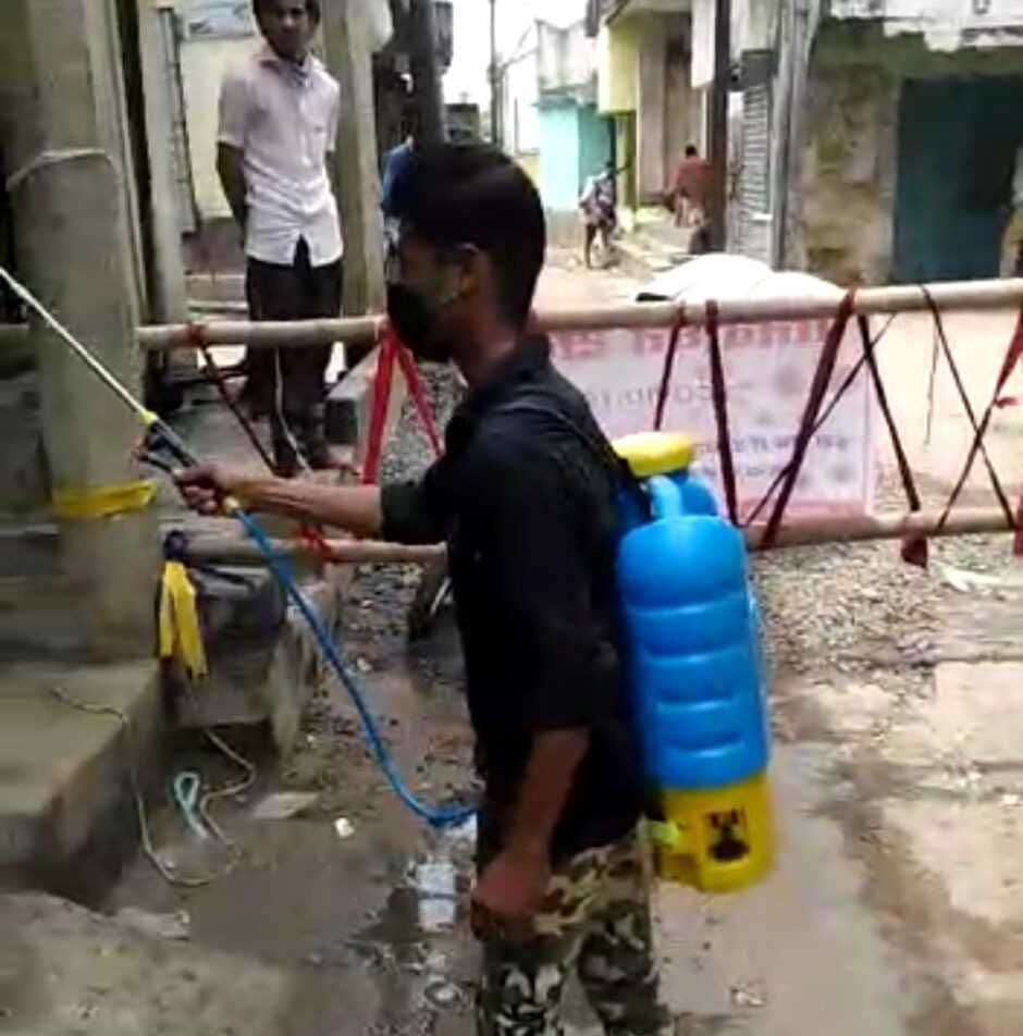 सोनो बाजार के कंटेनमेंट जोन को प्रशासन द्वारा कराया गया सैनिटाइज