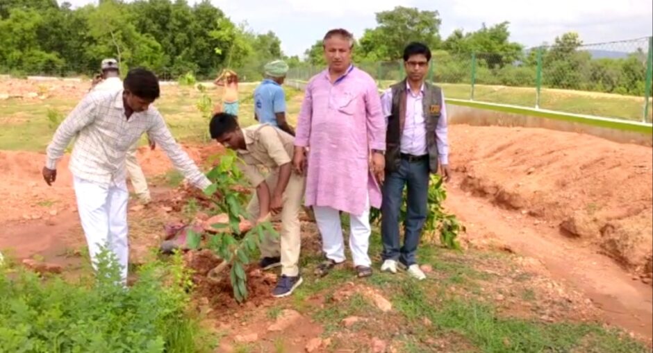 पृथ्वी दिवस के अवसर पर दादपुर में भाजपा नेता सुरेंद्र प्रसाद यादव द्वारा वृक्षारोपण