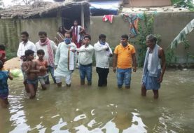 वैशाली जिले के महुआ प्रखंड में बाढ़ पीड़ितों का हाल लेने पहुंचे जिला लोजपा कमेटी के सदस्य