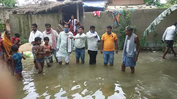 वैशाली जिले के महुआ प्रखंड में बाढ़ पीड़ितों का हाल लेने पहुंचे जिला लोजपा कमेटी के सदस्य