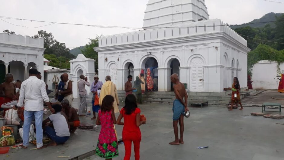 सोशल डिस्टेंसिंग का पालन करते हुए स्थानीय श्रद्धालुओं ने गिद्धेश्वर नाथ मंदिर ने किया जलाभिषेक