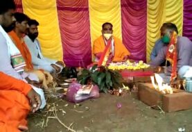 औरैया गांव में बुधवार को जय श्री राम नारे के साथ श्री राम मंदिर के निर्माण का भूमि पूजन संपन्न हुआ