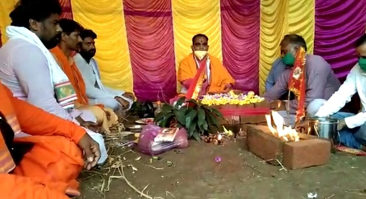 औरैया गांव में बुधवार को जय श्री राम नारे के साथ श्री राम मंदिर के निर्माण का भूमि पूजन संपन्न हुआ