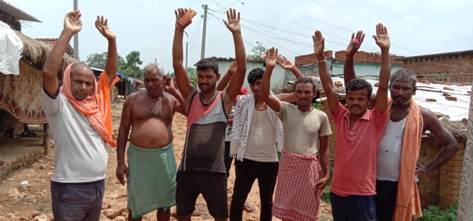 सड़क निर्माण में बरती जा रही है अनियमितता, सेवा  गांव के ग्रामीण कर रहे हैं निर्माण का विरोध