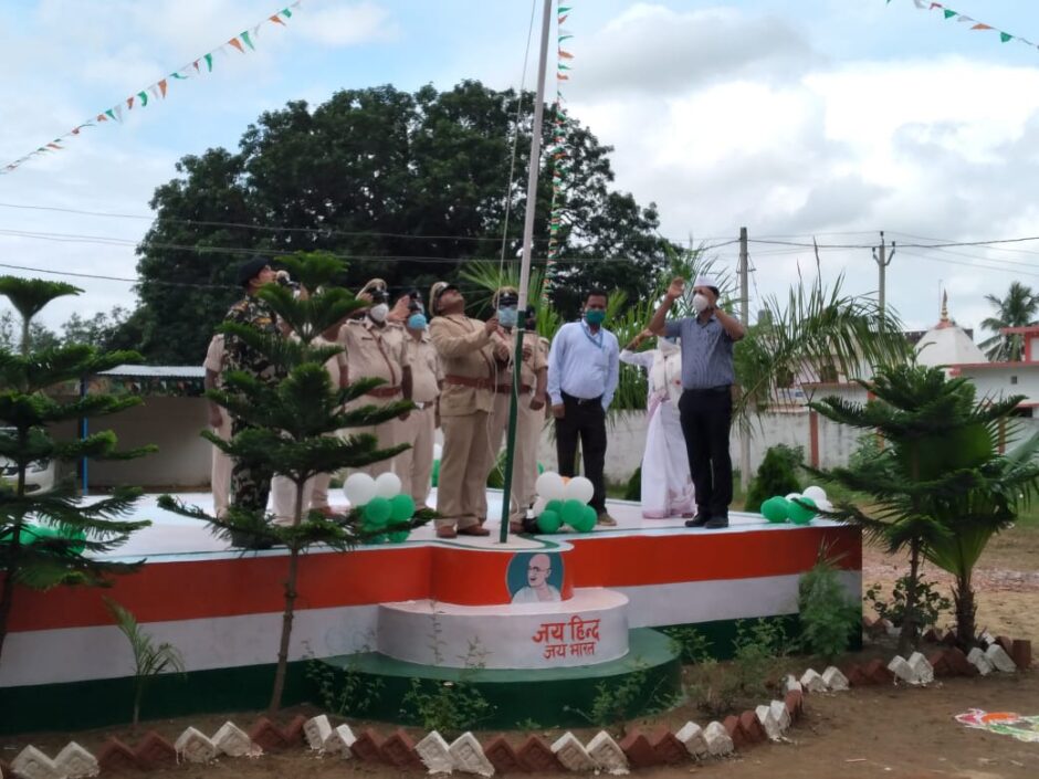 लक्ष्मीपुर के प्रखंड मुख्यालय एवं थाना परिसर में किया गया झंडोत्तोलन