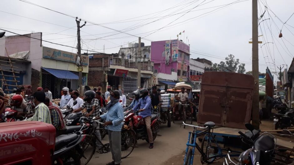 बोधवन तालाब चौक पर लगा वाहनों का लंबा जाम, जाम लगने की वजह से टूटता है समाजिक दूरी का पालन