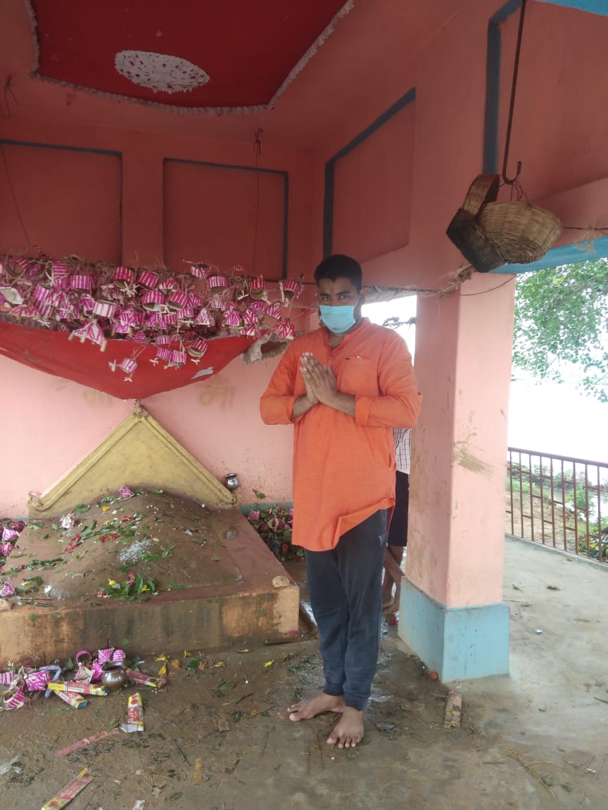 सोनो, मंदिर तक सड़क नहीं रहने से मां ब्रह्मदेवी की अराधना करने पहुंच रहे श्रद्धालुओं को हो रही परेशानी