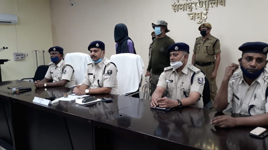 जमुई पुलिस को मिली बड़ी सफलता एक हार्डकोर नक्सली गिरफ्तार नक्सली की पत्नी ने भी किया आत्मसमर्पण