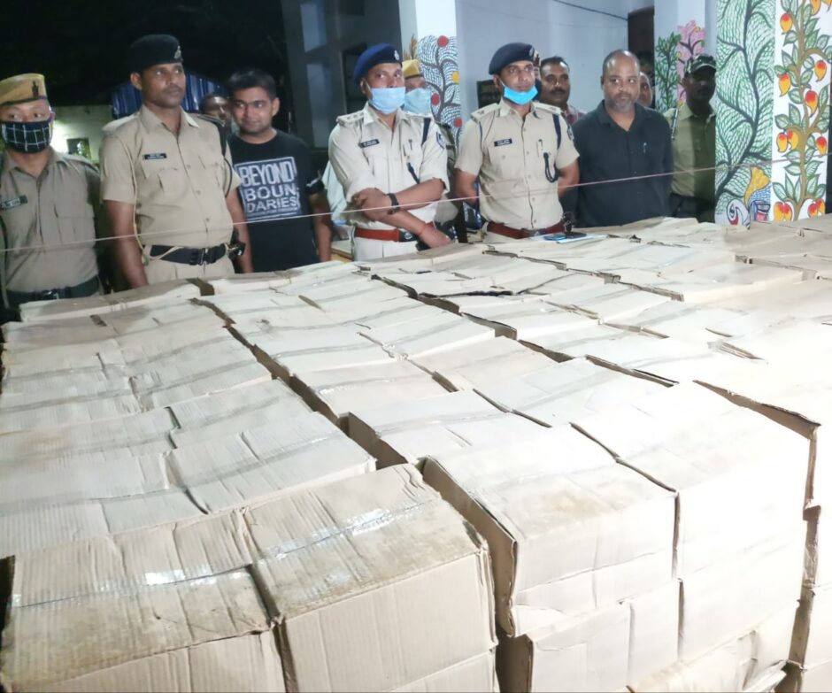 गुप्त सूचना पर जमुई पुलिस ने किया 495 कार्टून शराब जप्त, जप्त गाड़ी पर भारतीय डाक लिखा हुआ था