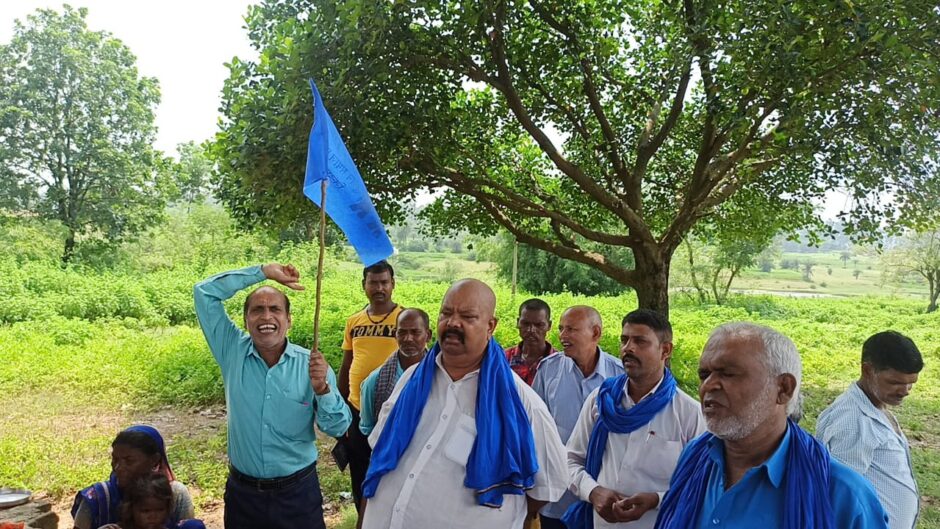 बसपा नेता सीताराम साव ने सोनो प्रखंड के बलथर पंचायत के तेलियाछोराठ और कुकुर कुटटा गांव का किया  चुनावी दौरा