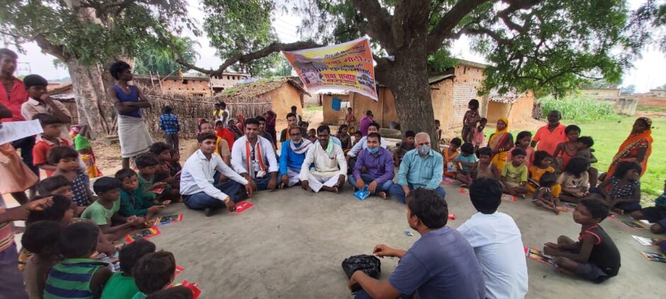 प्रधानमंत्री के 70 वें जन्मदिन की सेवा सप्ताह में आज लक्ष्मीपुर प्रखंड  के चीन बेरिया  मांझी टोला एवं   मडैया वथान आदिवासी टोला मे  पुस्तक का वितरण किया गया