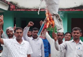 महादलित शिक्षा सेवक ने लक्ष्मीपुर में नीतीश कुमार का पुतला दहन किया