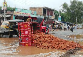 NH 333 पर बने बड़े-बड़े गड्ढों में ट्रैक्टर जाने से पलटा , लक्ष्मीपुर बाजार में लगा जाम