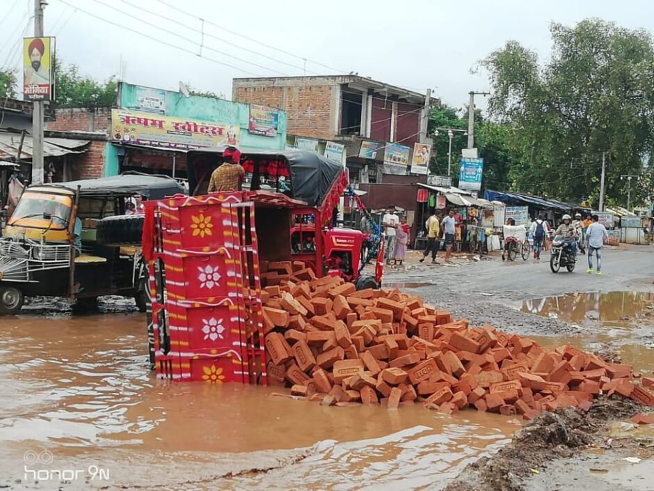 NH 333 पर बने बड़े-बड़े गड्ढों में ट्रैक्टर जाने से पलटा , लक्ष्मीपुर बाजार में लगा जाम