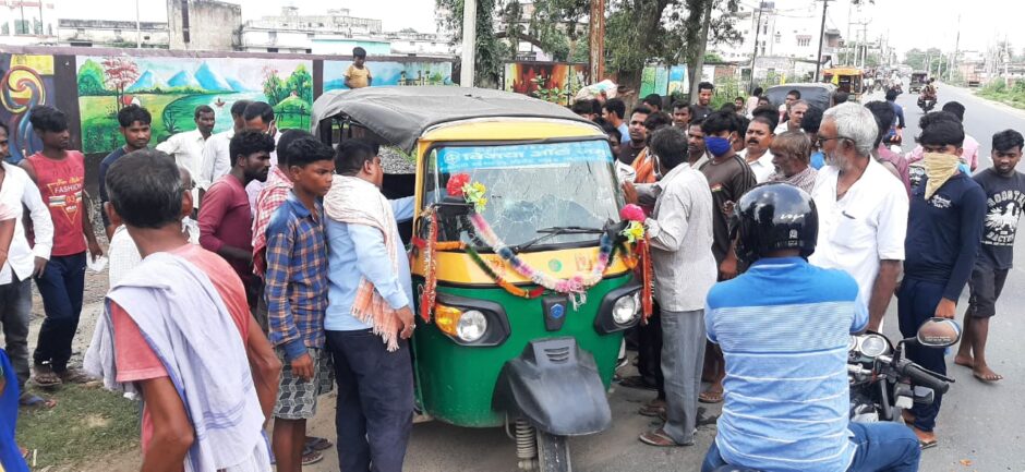 नशे में धुत टेंपो चालक ने मारी महिला और बच्चे को टक्कर, गिद्धौर थाना ने किया चालक को गिरफ्तार