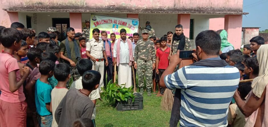 राष्ट्रपिता महात्मा गांधी की जयंती पर स्वच्छता अभियान चलाया गया,चरकापत्थर पुलिस व एसएसबी के नेतृत्व में संपन्न हुआ कार्यक्रम