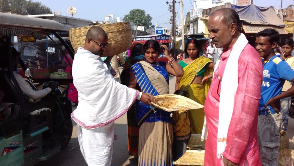 समाजसेवी सूर्या वत्स ने छठ पूजा में बांस से बनी चीजों का उपयोग करने के लिए लोगों को जागरूक किया