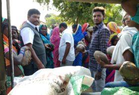 लक्ष्मीपुर ,छठ पर्व के अवसर पर धरवा निवासी सामाजिक कार्यकर्ता योगेंद्र साहू द्वारा नारियल का वितरण