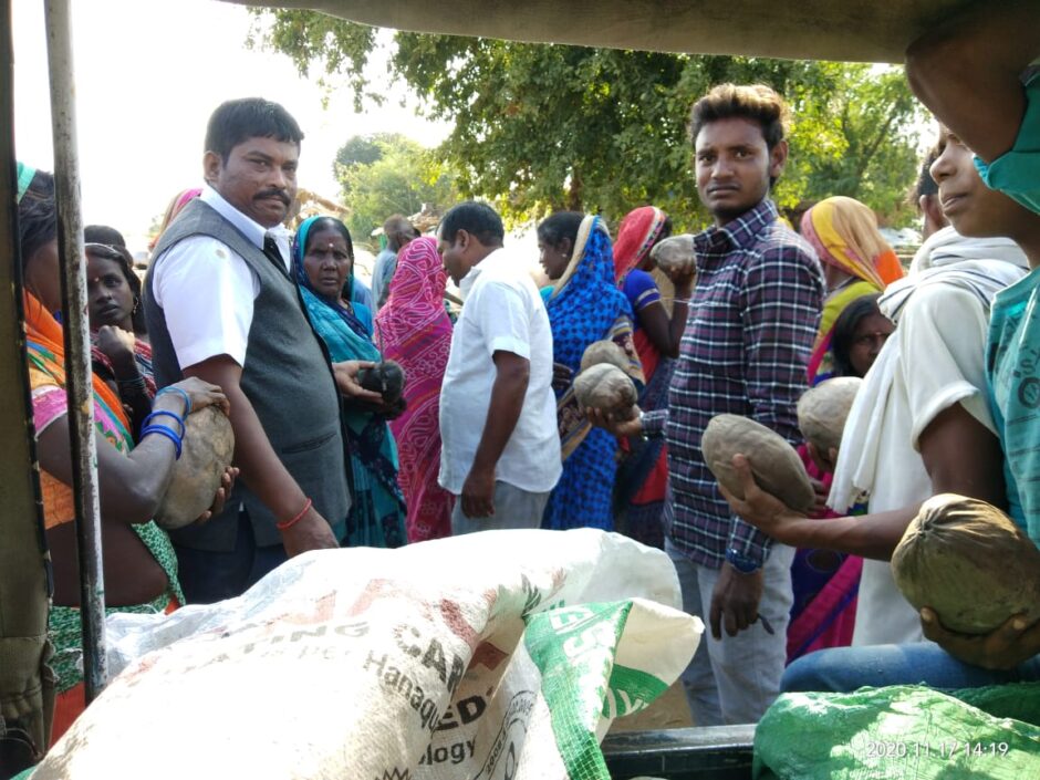 लक्ष्मीपुर ,छठ पर्व के अवसर पर धरवा निवासी सामाजिक कार्यकर्ता योगेंद्र साहू द्वारा नारियल का वितरण