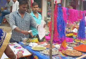 छठ पर्व का दूसरा दिन, बाजारों में दिखी रौनक लेकिन ग्राहक कटौती कर, कर रहे हैं खरीदारी