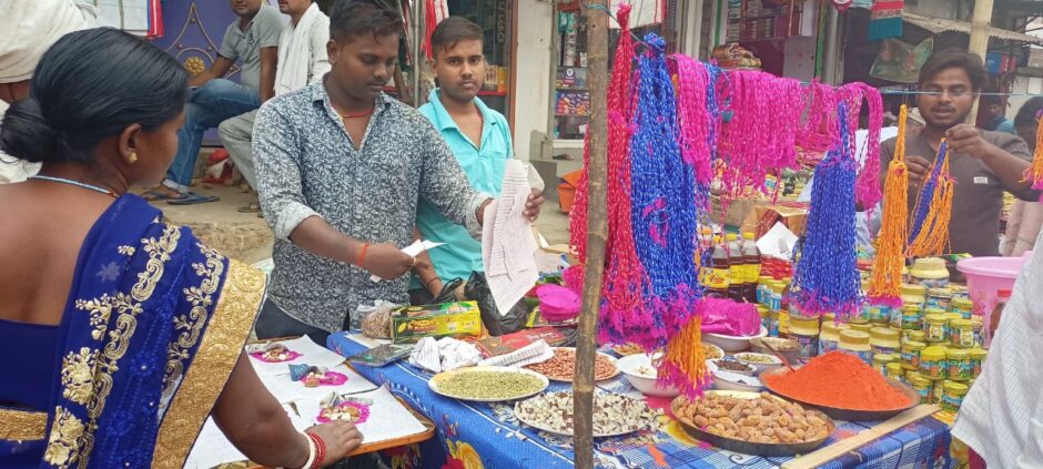 छठ पर्व का दूसरा दिन, बाजारों में दिखी रौनक लेकिन ग्राहक कटौती कर, कर रहे हैं खरीदारी