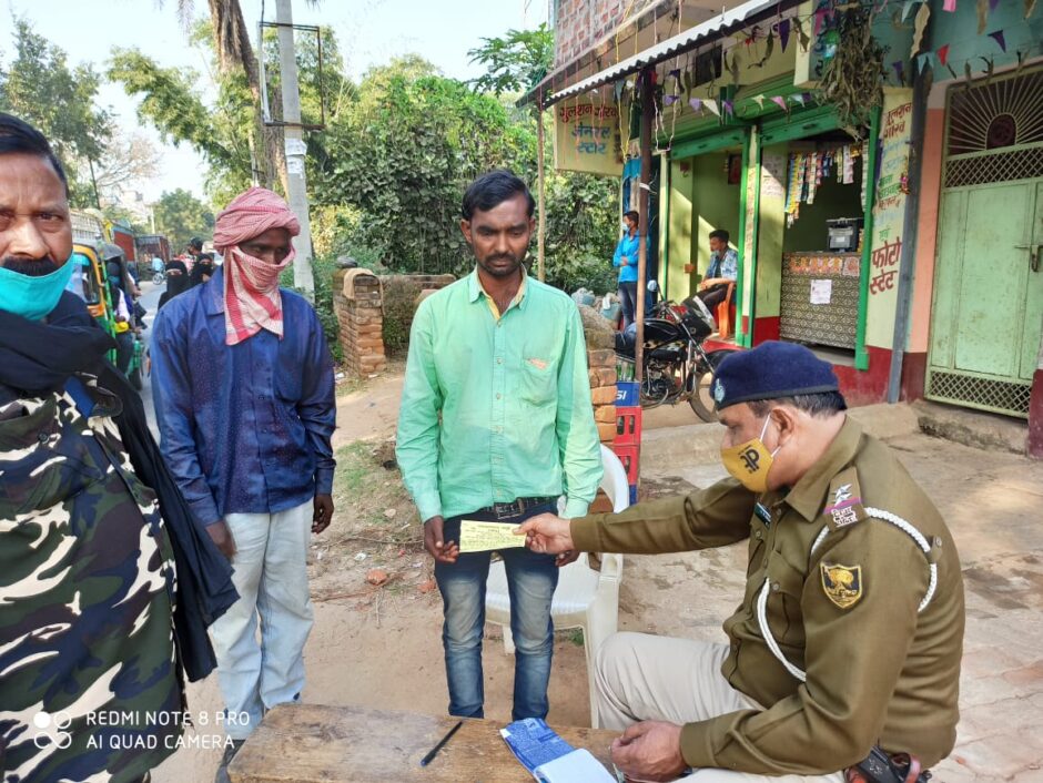 सोनो  थानाध्यक्ष पंकज कुमार पासवान ने चलाया वाहन और मास्क जाँच अभियान