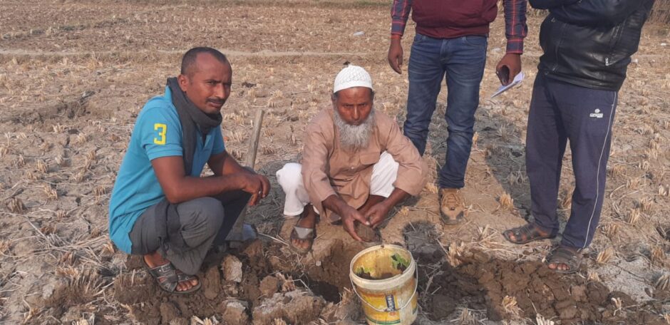 कृषि समन्वयक  द्वारा पैरामतिहाना पंचायत के   खपरिया  में खेतों के मिट्टी का नमूना किया गया संग्रह