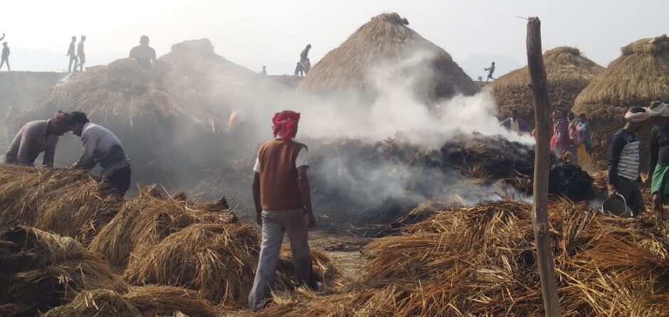 धान के पुंज में लगी आग, पीड़ित किसान के लिए जीने मरने का सवाल