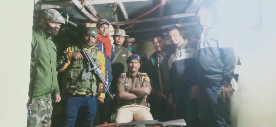 गुप्त सूचना के आधार पर चरकापत्थर  पुलिस ने तकनीकी सेल के सहयोग से हथियार किया बरामद