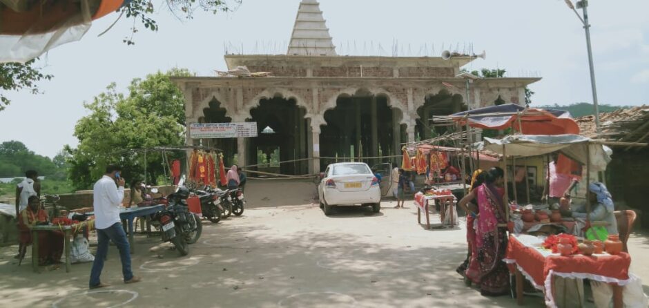 बाबा झुमराज मंदिर में श्रद्धालुओं के लिए पूजा अर्चना की शुरुआत करने को लेकर बैठक किया गया