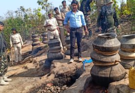 लक्ष्मीपुर थाना द्वारा सबलपुर गांव के घने जंगलों में शराब की भट्टी समेत चार सौ टीना देसी शराब किया गया नष्ट