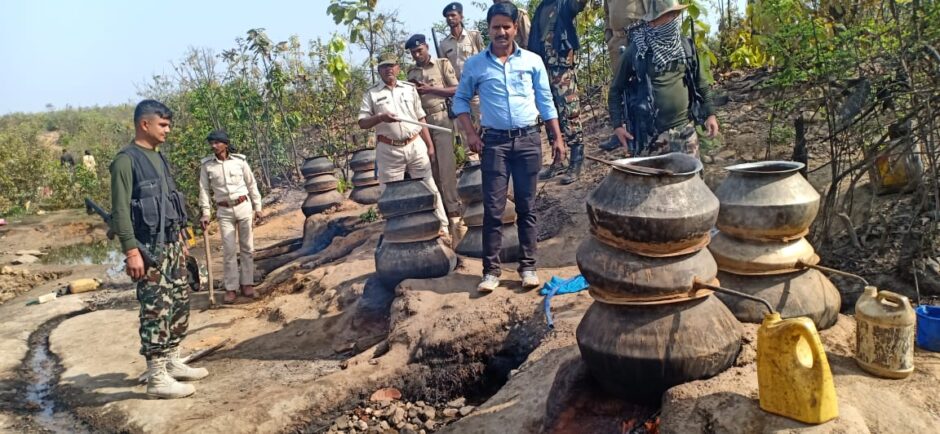 लक्ष्मीपुर थाना द्वारा सबलपुर गांव के घने जंगलों में शराब की भट्टी समेत चार सौ टीना देसी शराब किया गया नष्ट