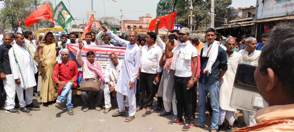 बिहार बंद को लेकर महागठबंधन के कार्यकर्ताओं ने सोनो-चकाई मुख्य मार्ग को किया जाम