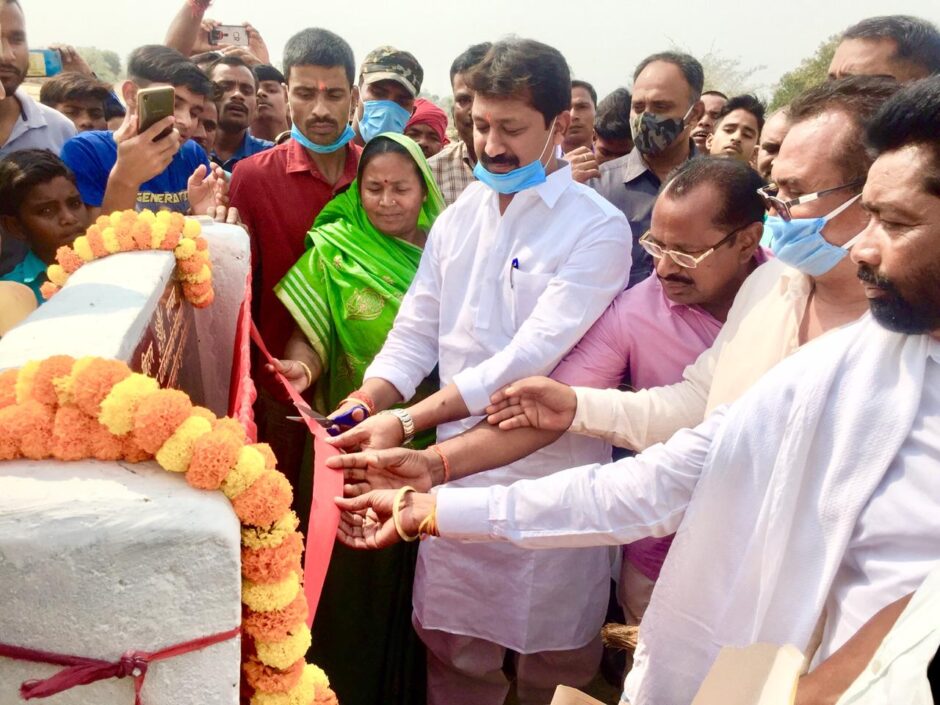 चकाई विधायक सह विज्ञान एवं प्रौद्योगिकी मंत्री सुमित सिंह ने किया पुल निर्माण कार्य का शिलान्यास