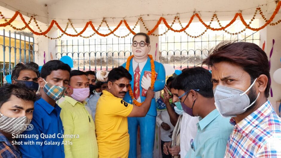 लक्ष्मीपुर में डॉ भीमराव  अंबेडकर जी की जयंती में नहीं दिखा कोरोना गाइडलाइन का पालन, थानाध्यक्ष के द्वारा नहीं किया गया गाइडलाइंस का पालन