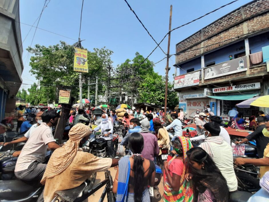 लॉकडाउन के बावजूद बाजारों में लोगों की भारी भीड़,कोरोना नियमों का हो रहा उल्लंघन