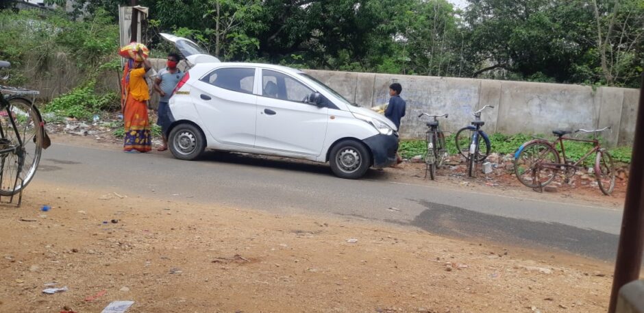 जरूरतमंदों को नहीं मिल रहा मुफ्त राशन का लाभ, कार से पंहुचा युवक ने उठाया मुफ्त राशन