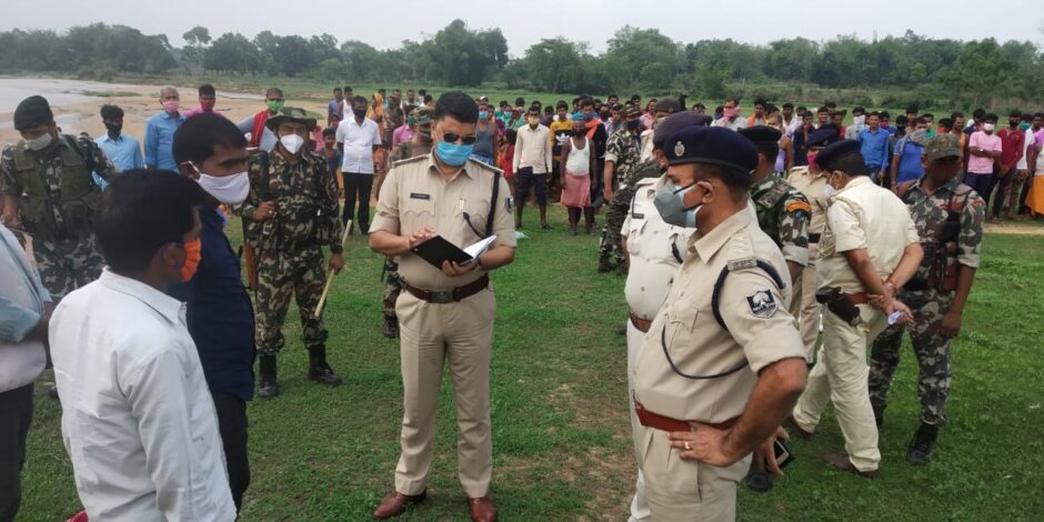 जमुई एसपी पंहुचे सिमुलतला के गादीटेलवा गांव डायन के नाम पर मारपीट व बाल काटने मामले का किया निरीक्षण