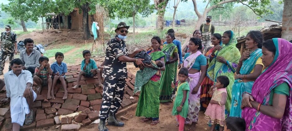 एसएसबी कमांडेंट के नेतृत्व में खाने की सामग्री की वितरण की गई