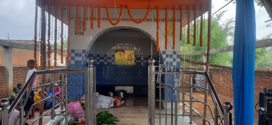 सैकड़ो वर्ष पुरानी काली मां का नव मन्दिर में किया गया पुनर्स्थापना