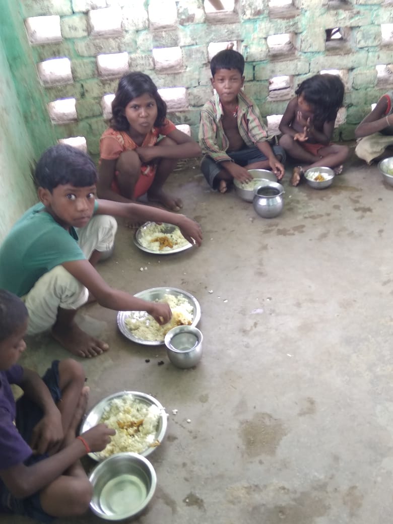 कोराना संकट को लेकर लक्ष्मीपुर में पहल एक नई सोच संस्था ने शुरू किया गरीब बच्चों के लिए किचन  सेंटर