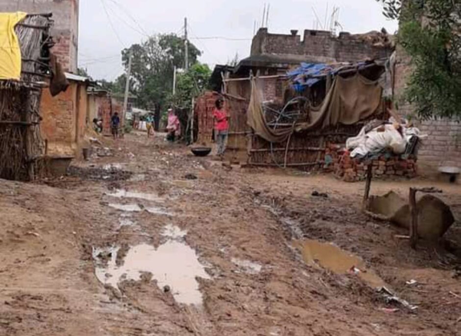 लगातार बारिश से साकल गांव की सड़क हुई कीचड़युक्त, ग्रामीणों ने जिलाधिकारी से मरमती कराने की मांग की