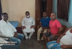 मटिया पंचायत के दिवंगत मुखिया महेश दास के घर परिवार वालों से मिले झाझा विधायक दामोदर रावत